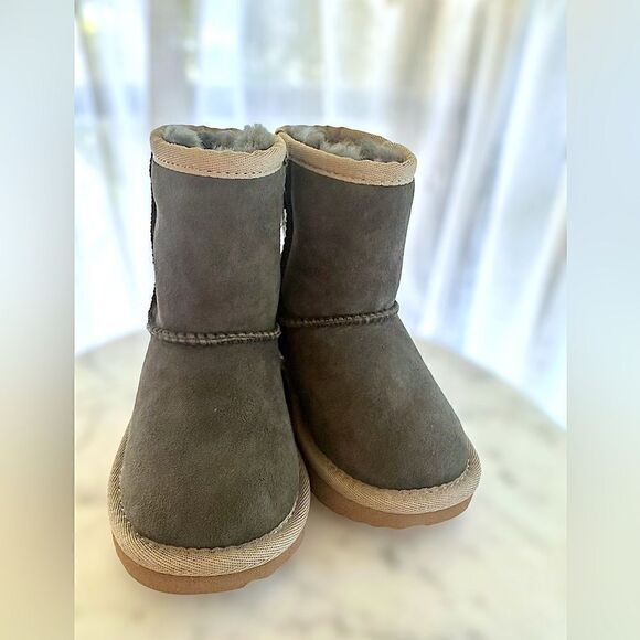 UGG Toddler Kids Classic Short II Boots Size 7 - Picture 11 of 11